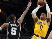 包含Scout关键节点赛况扑朔迷离，湖人带队取胜！的词条